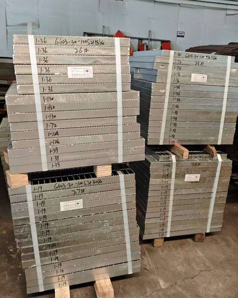 Palletised grating panels